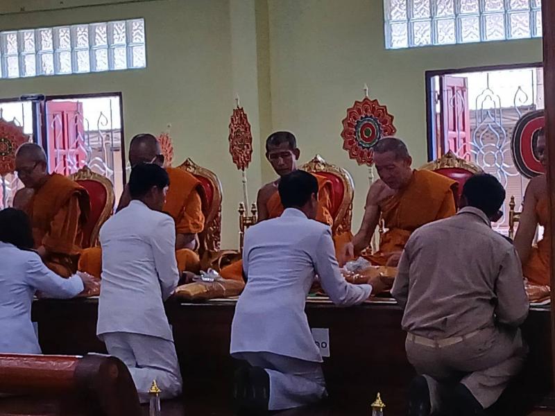 3. สกร.จิตอาสาร่วมทำริบบิ้น